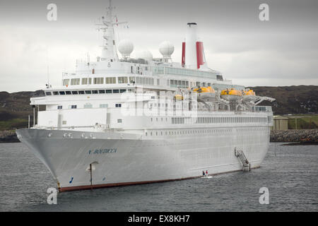 Ein Kreuzfahrtschiff aus Stornoway auf der Isle of Lewis, Schottland, Großbritannien. Stockfoto