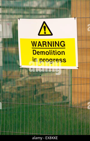 Warnschild zum Abbruch im Juli im Poole Park, Dorset UK Stockfoto
