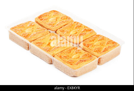 weiche Kekse mit Mandeln in Kunststoffverpackungen, isoliert Stockfoto