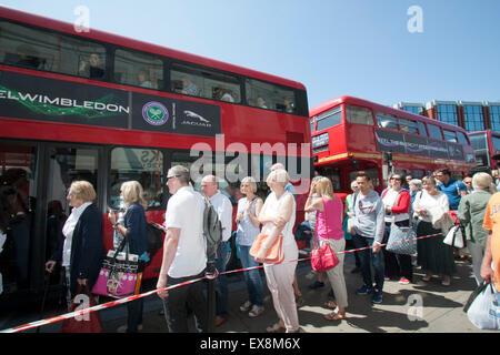 Wimbledon, London, UK. 9. Juli 2015. Menschenmassen Schlange stehen, um Board-Busse für Wimbledon Tennis unbeeindruckt von der Londoner U-Bahn-Streik an einem warmen Sommertag. Bildnachweis: Amer Ghazzal/Alamy Live-Nachrichten Stockfoto