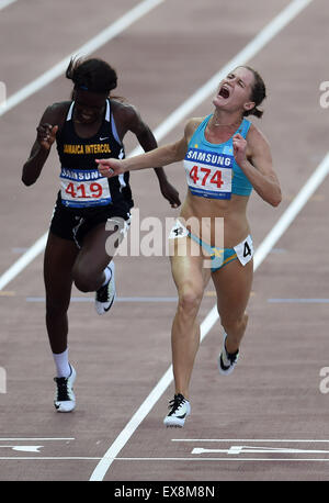 Gwangju, Südkorea. 9. Juli 2015. Viktoriya Zyabkina(R) von Kasachstan tritt bei Frauen 100m Finale bei der 28. Universiade in Gwangju, Südkorea, am 9. Juli 2015. Viktoriya Zyabkina gewann das Rennen mit 11,23 Sekunden. © Li Jundong/Xinhua/Alamy Live-Nachrichten Stockfoto