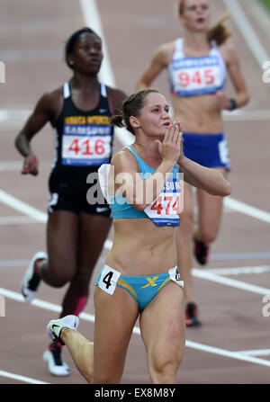 Gwangju, Südkorea. 9. Juli 2015. Viktoriya Zyabkina(Front) von Kasachstan geht die Ziellinie in Frauen 100m Finale bei der 28. Universiade in Gwangju, Südkorea, am 9. Juli 2015. Viktoriya Zyabkina gewann das Rennen mit 11,23 Sekunden. © Li Jundong/Xinhua/Alamy Live-Nachrichten Stockfoto