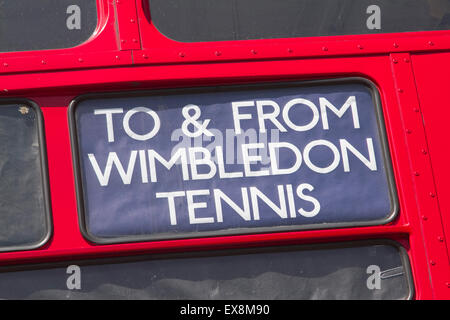 Wimbledon, London, UK. 9. Juli 2015. Menschenmassen Schlange stehen, um Board-Busse für Wimbledon Tennis unbeeindruckt von der Londoner U-Bahn-Streik an einem warmen Sommertag. Bildnachweis: Amer Ghazzal/Alamy Live-Nachrichten Stockfoto