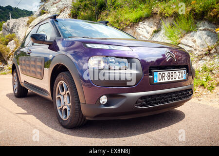 Propriano, Frankreich - 1. Juli 2015: Dunkel lila Citroen C4-Kaktus auf der Bergstrasse von Korsika, Frankreich Stockfoto