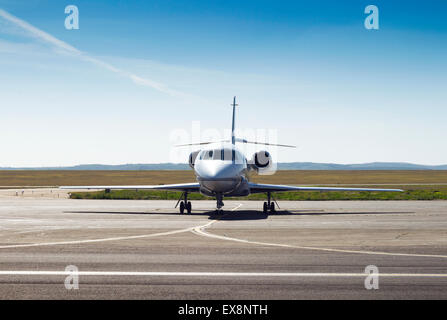 geparkten private Flugzeug auf der Startbahn. weiße bürgerliche, moderne jet Stockfoto