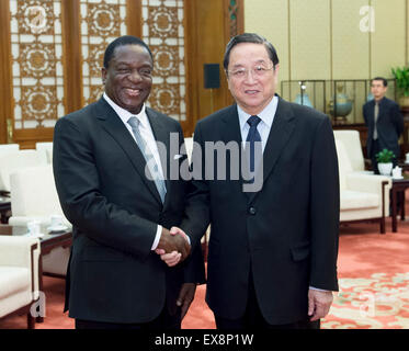 Peking, China. 8. Juli 2015. Yu Zhengsheng (R), Vorsitzender des Nationalkomitees der politischen Konsultativkonferenz des chinesischen Volkes, trifft sich mit einer Delegation von der Zimbabwe African National Union-Patriotic Front (ZANU-PF), unter der Leitung von Emmerson Mnangagwa, Simbabwe Vizepräsident und auch ZANU-PF Vizepräsident, in Peking, Hauptstadt von China, 8. Juli 2015. © Wang Ye/Xinhua/Alamy Live-Nachrichten Stockfoto