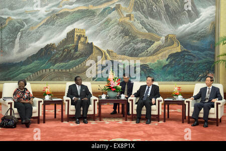 Peking, China. 8. Juli 2015. Yu Zhengsheng (2. R), Vorsitzender des Nationalkomitees der politischen Konsultativkonferenz des chinesischen Volkes, trifft sich mit einer Delegation von der Zimbabwe African National Union-Patriotic Front (ZANU-PF), unter der Leitung von Emmerson Mnangagwa, Simbabwe Vizepräsident und auch ZANU-PF Vizepräsident, in Peking, Hauptstadt von China, 8. Juli 2015. © Wang Ye/Xinhua/Alamy Live-Nachrichten Stockfoto