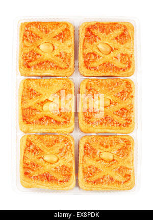 weiche Kekse mit Mandeln in Kunststoffverpackungen, isoliert Stockfoto