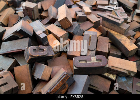 Haufen von alten geschnitzt Holzbuchstaben Stockfoto