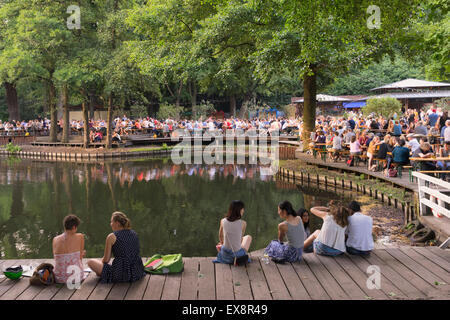 Belebten Biergarten im Sommer im Cafe am Neuen See im Tiergarten in Berlin Deutschland Stockfoto