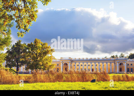 Palast in Pawlowsk Park, St. Petersburg am Herbsttag Stockfoto