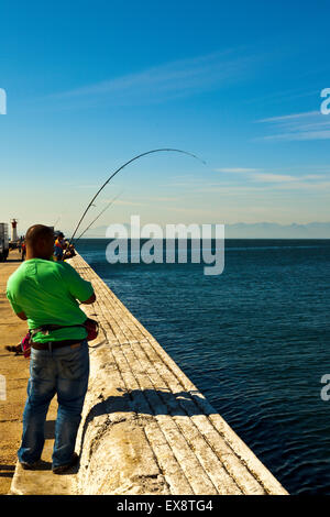 Angeln von den Docks in Kalk Bay, Kapstadt Südafrika Stockfoto