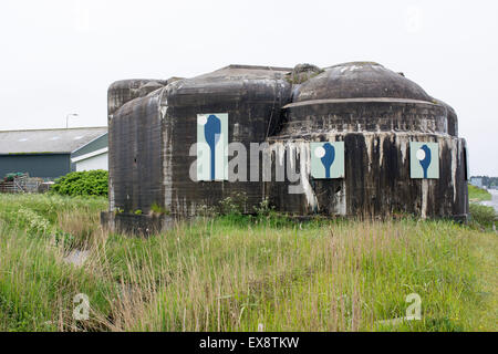 Alte deutsche Bunker in Hirtshals mit Kunst arbeiten auf der Außenseite Stockfoto