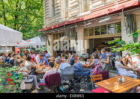 Beschäftigt Anna Blume Café im Sommer in Prenzlauer Berg in Berlin Deutschland Stockfoto