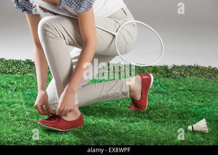 Frau Frauen weibliche Weiblichkeit Badminton Bein Schläger Federball Grasgrün Sport Natur Körper Teil schließen sich Outdoor-Schuhe Stockfoto