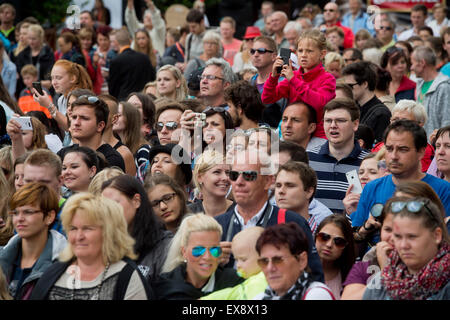 Karlovy Vary, Tschechien. 9. Juli 2015. Publikum warten Ankunft der irische Schauspieler und Musiker Jamie Dornan und Sean Ellis Regisseur des kommenden Films an, die sie auf dem 50. internationalen Filmfestival in Karlovy Vary, Tschechische Republik, 9. Juli 2015 enthüllen vor Hotel Thermal. Freilandforschung gelangen in den kommenden Wochen in der Tschechischen Republik. (CTK Foto/Vit Simanek) Bildnachweis: CTK/Alamy Live-Nachrichten Stockfoto