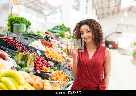 Afro Frau shopping Bio Gemüse und Früchte Stockfoto