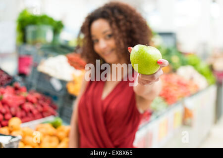 Afro Frau shopping Bio Gemüse und Früchte Stockfoto