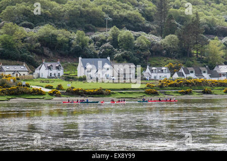 Schüler aus Outdoor-Zentrum in Kanus auf Loch Ranza mit Rotwild jenseits im Dorf von Lochranza Isle of Arran Scotland UK Stockfoto