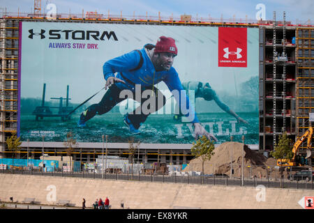 Grossplakat Mit Werbung Fuer Die Firma "Sturm / Under Armor" Mit Dem Rugby-Star Jamie Roberts, Berlin. Stockfoto