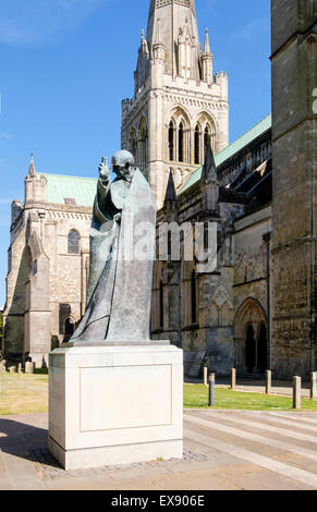 Bronze-Statue des Schutzheiligen Richard außerhalb Chichester Kathedrale-Kirche der Heiligen Dreifaltigkeit in Stadt von Chichester West Sussex England UK Stockfoto