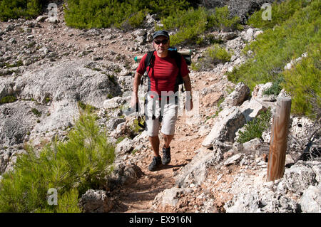 Ein Rambler Spaziergänge entlang der Küste Braut Cami de Cavalls auf der Insel Menorca Spanien Stockfoto