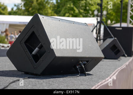Black Sound Monitor auf der Bühne. Rückseite Stockfoto