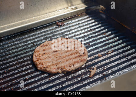 saftig gegrilltes Steak auf einem heißen grill Stockfoto