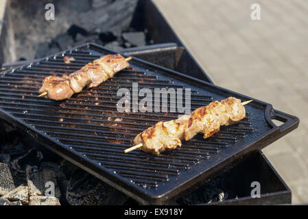 Saftig gebratene Spieße auf dem Grill in Rauch Stockfoto