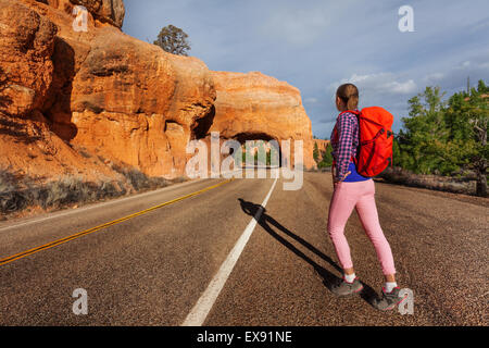 Mädchen geht auf Straße in der Nähe von Red Canyon im Sommer Stockfoto