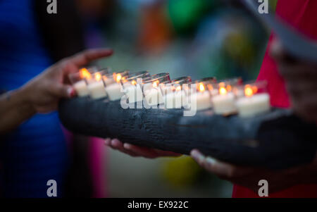 Eine Reihe von neun Kerzen werden angezündet, in Erinnerung an die neun Opfer an Emanuel AME Church in Charleston, South Carolina. Stockfoto