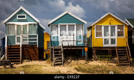 Eine Reihe von bemalten Strandhütten an Hengistbury Head in der Nähe von Christchurch, Dorset Stockfoto