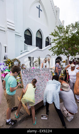 Trauernden unterzeichnen ein Brett vor Emanuel AME Church in Charleston, South Carolina. Stockfoto