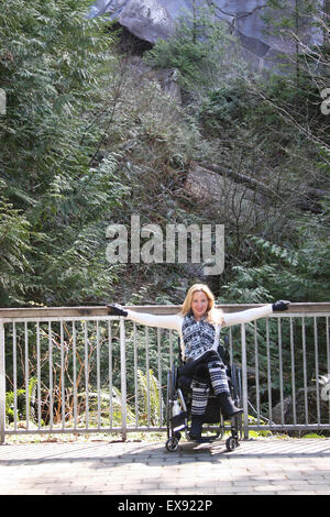 Frau in einem Rollstuhl am Shannon Falls Stockfoto