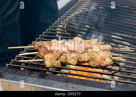 Saftig gebratene Spieße auf dem Grill in Rauch Stockfoto