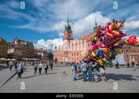 Ballon Verkäufer auf Castle Square an einem hellen Sommertag, mit der Königlichen Burg Gebäude im Hintergrund, Altstadt, Warschau, Polen Stockfoto