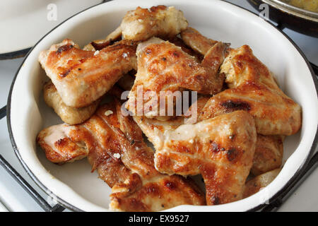saftige Scheiben vom Huhn gebacken auf einem Grill liegen auf einem Teller Stockfoto