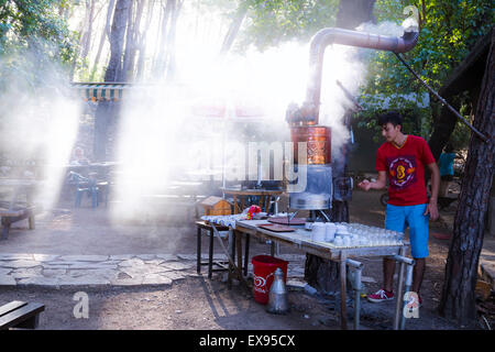 Türkischen Tee kochen traditionell auf einem Holzofen Stockfoto