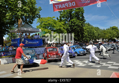 Renault 4Cv ist in der Startaufstellung beim historischen grand Prix Bressuire Stockfoto