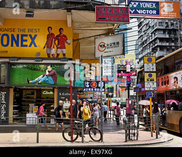 Belebte Straße mit Werbung Schilder Mong Kok (Nathan und Waterloo Road Argyle Street Bezirk) Kowloon Hong Kong China Stockfoto