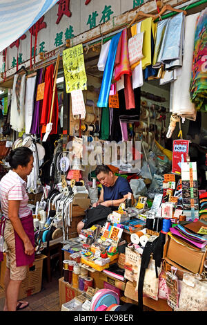 Flohmarkt Apliu Street ist bekannt für Geek shopping - Golden Shopping Arcade Cheung Sha Wan Road Sham Shui Po Kowloon Hong Kong China chinesische Stockfoto