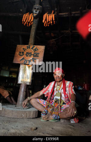 Porträt von Mateos Anin, einem älteren Gemeindebewohner, in seinem Haus im Dorf Fatumnasi, Süd-Zentral-Timor, Ost-Nusa Tenggara, Indonesien. Stockfoto