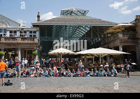 London, UK. 9. Juli 2015. Blauer Himmel über Covent Garden in London. Bildnachweis: Keith Larby/Alamy Live-Nachrichten Stockfoto