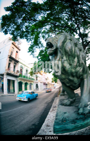 Havanna, Kuba - Juni 2011: Im Weitwinkel amerikanische Oldtimer Fahrt entlang der grünen Paseo del Prado Avenue im Centro. Stockfoto