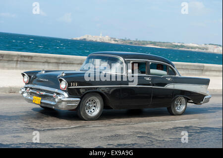 Havanna, Kuba - 18. Mai 2011: Klassische amerikanische Oldtimer dient als Taxi fährt entlang der Uferpromenade Malecon in Zentral-Havanna. Stockfoto