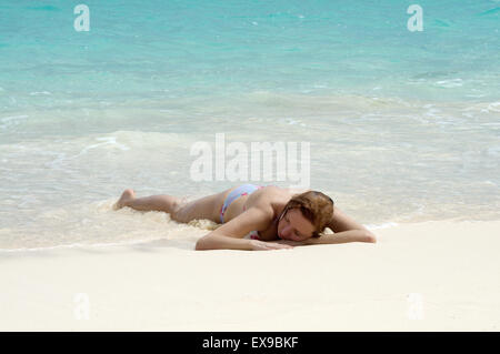 junge Frau liegend auf den sandigen Ufern des Indischen Ozeans, Denis Island, Seychellen Stockfoto
