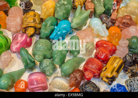 Jade Statuetten verkauft Cat Street Market am oberen Lascar Zeile in Hong Kong, China Stockfoto