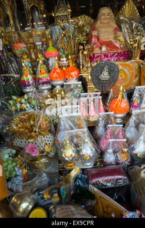 Reihen von goldenen Buddhas und Objekte in einem Geschäft, spezialisiert auf Zubehör für buddhistische Tempel in Bangkok, Thailand Stockfoto