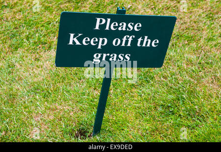 Ein Schild Warnung Menschen, halten Sie das Gras. Stockfoto