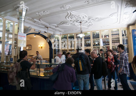 Pastéis de Belém wurde seit 1837 in Betrieb, und der gleichen, streng gehütete Rezept ist seit diesem ersten Jahr gefolgt worden Stockfoto